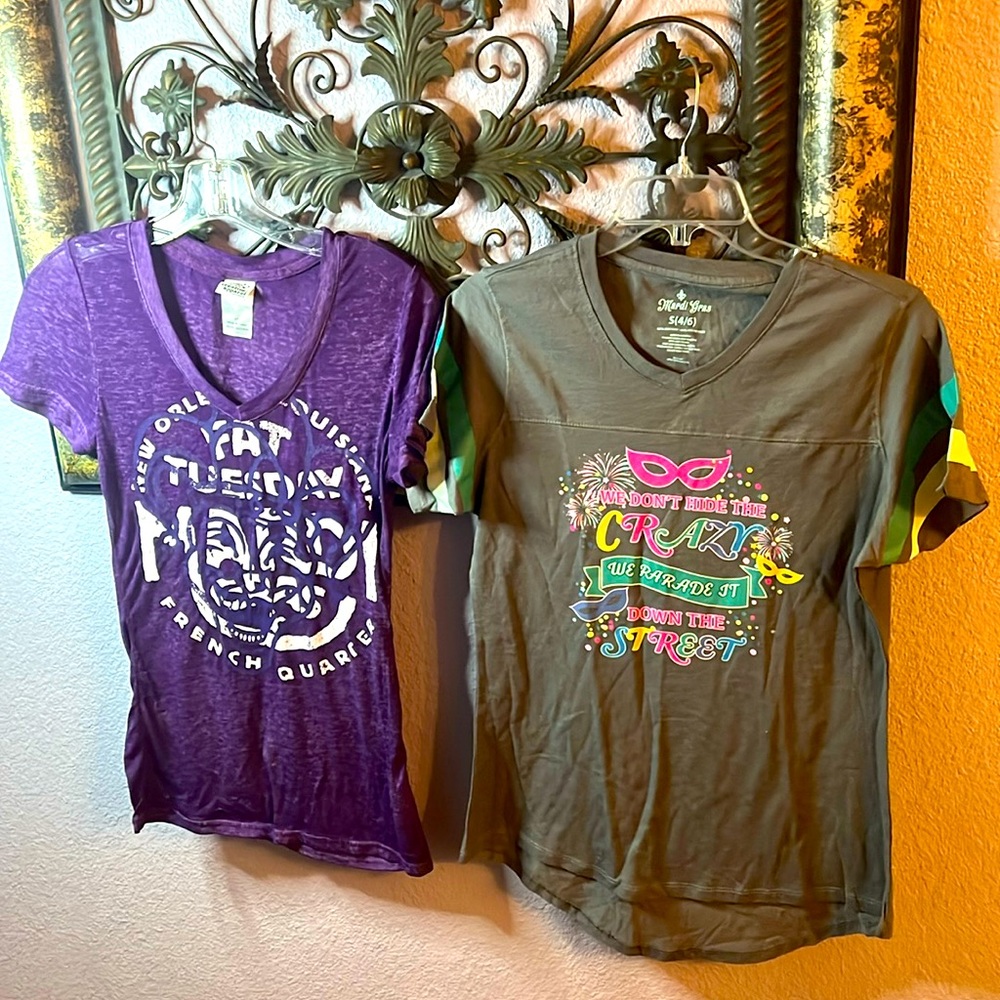 🪻Awesome (2)  Mardi Gras Short  Sleeved T Shirt Bundle Sz S-great party set